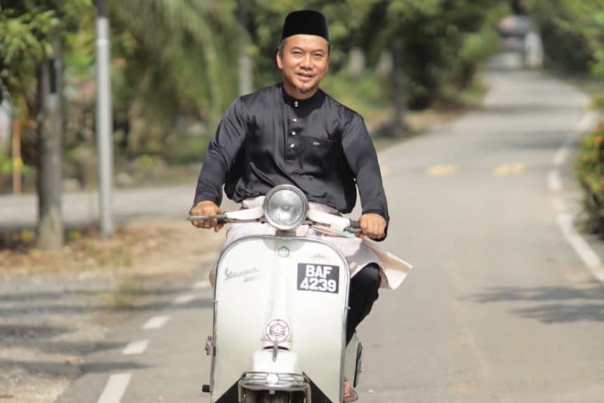 YB Jefri Mejan menunggang Vespa di kawasan Ijok